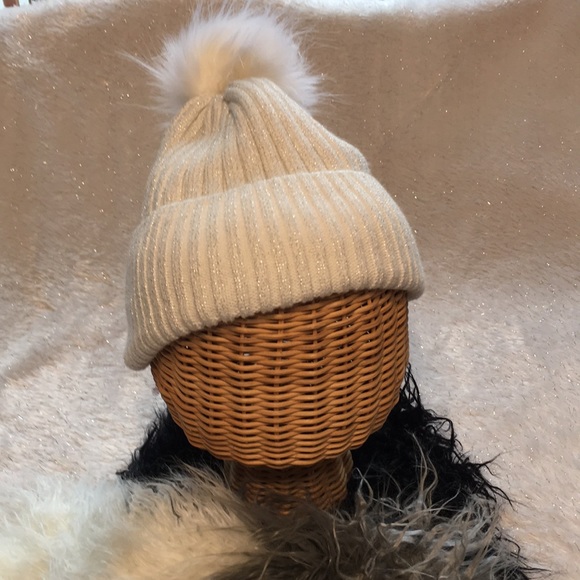 Accessories - White hat Pom Pom NEW